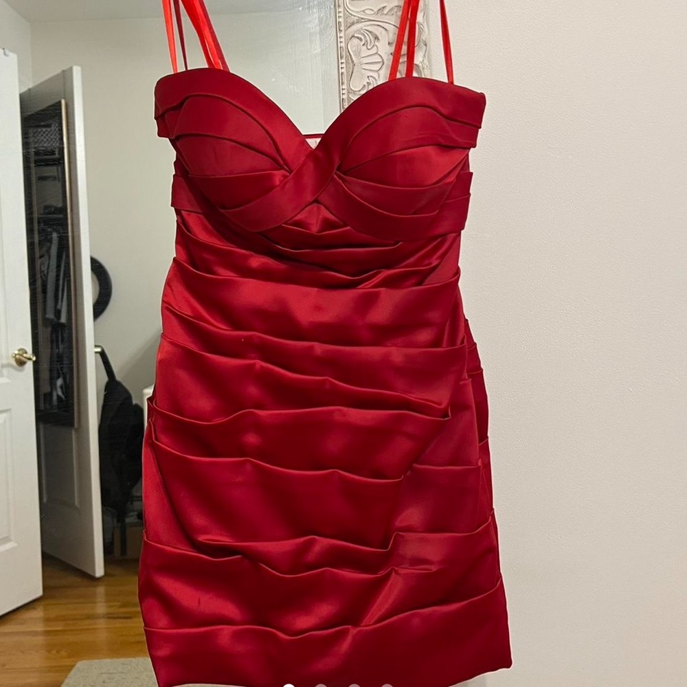 La femme strapless red dress